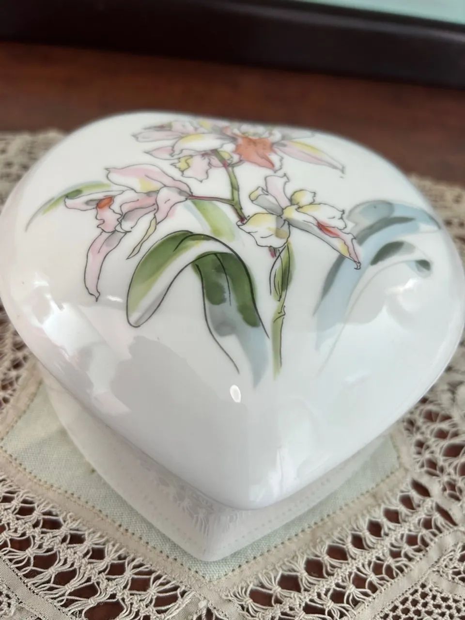 Lote de dois potiches de porcelana em formato de coração lindamente decoradas - Foto 5