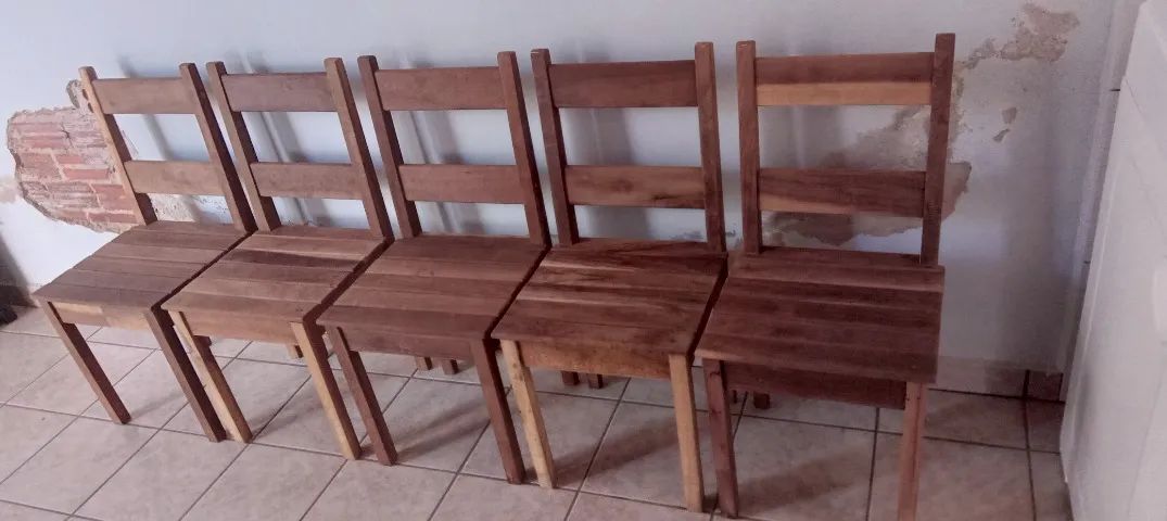 Mesa em madeira com 05 cadeiras. - Foto 5