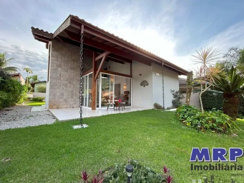 Casa à venda em Ubatuba. Condomínio Ubatuba Country. Com piscina. 3 suítes