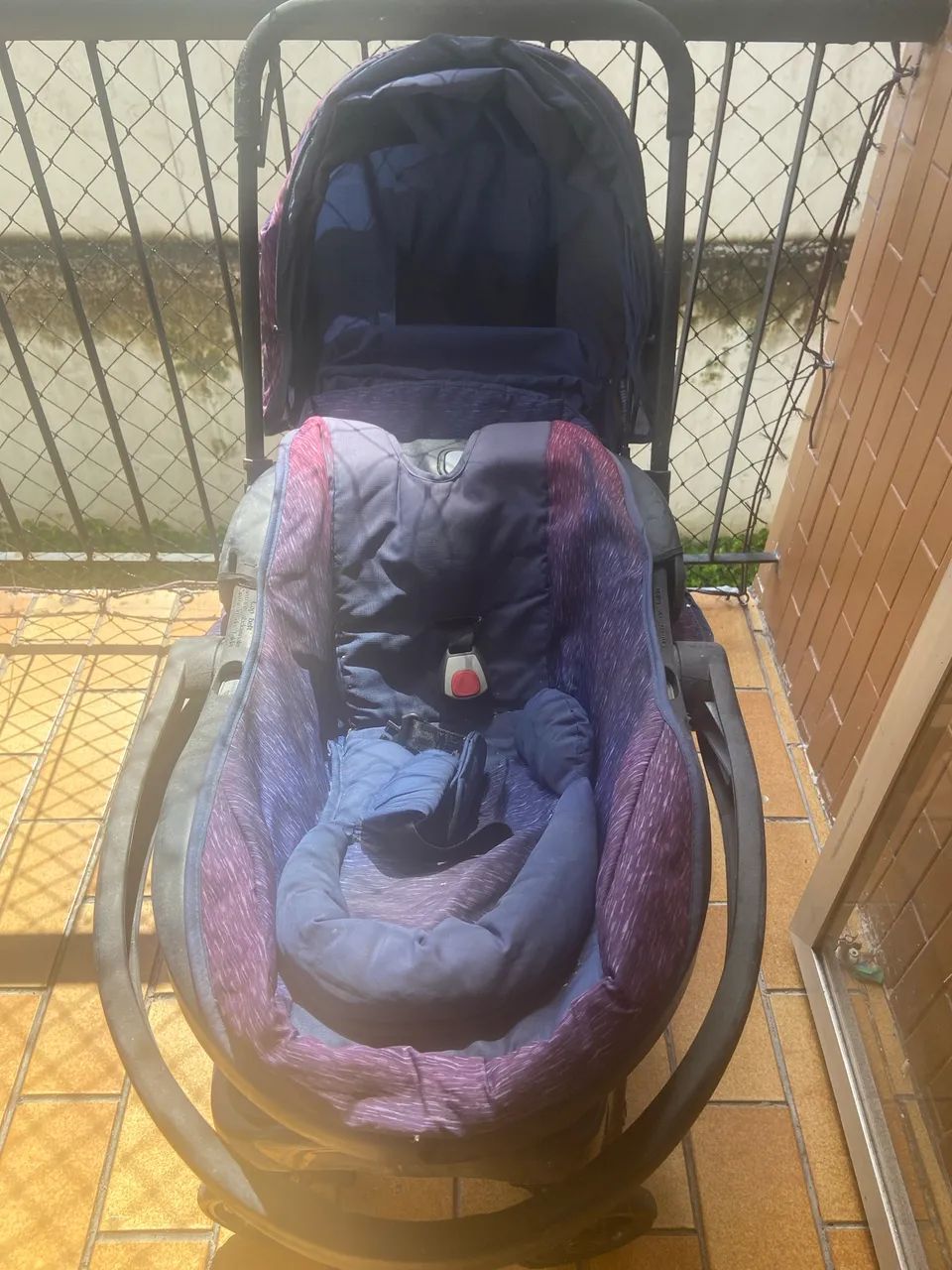 Carrinho + Bebê Conforto Cosco Azul e Roxo 