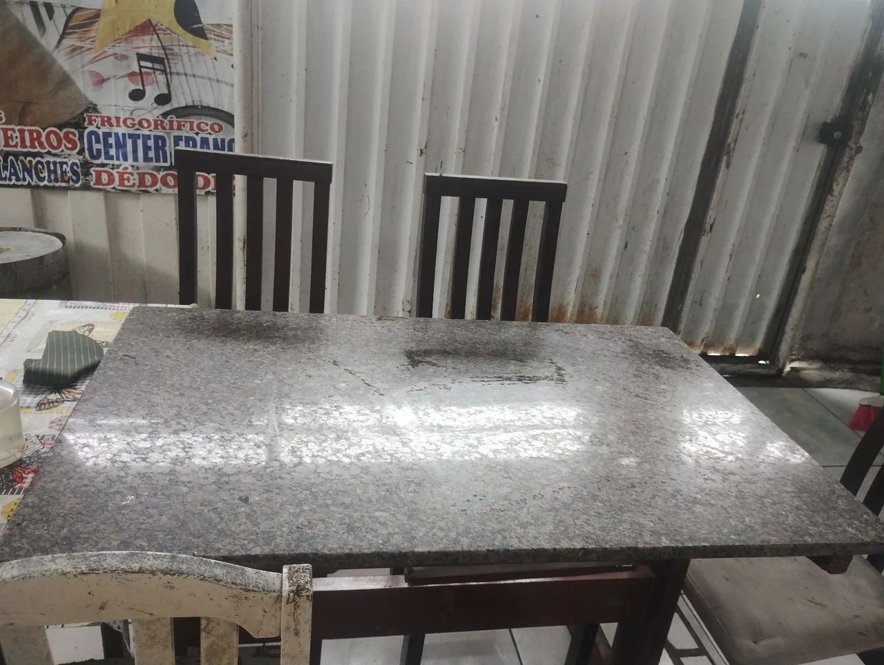 Mesa com 3 cadeiras 