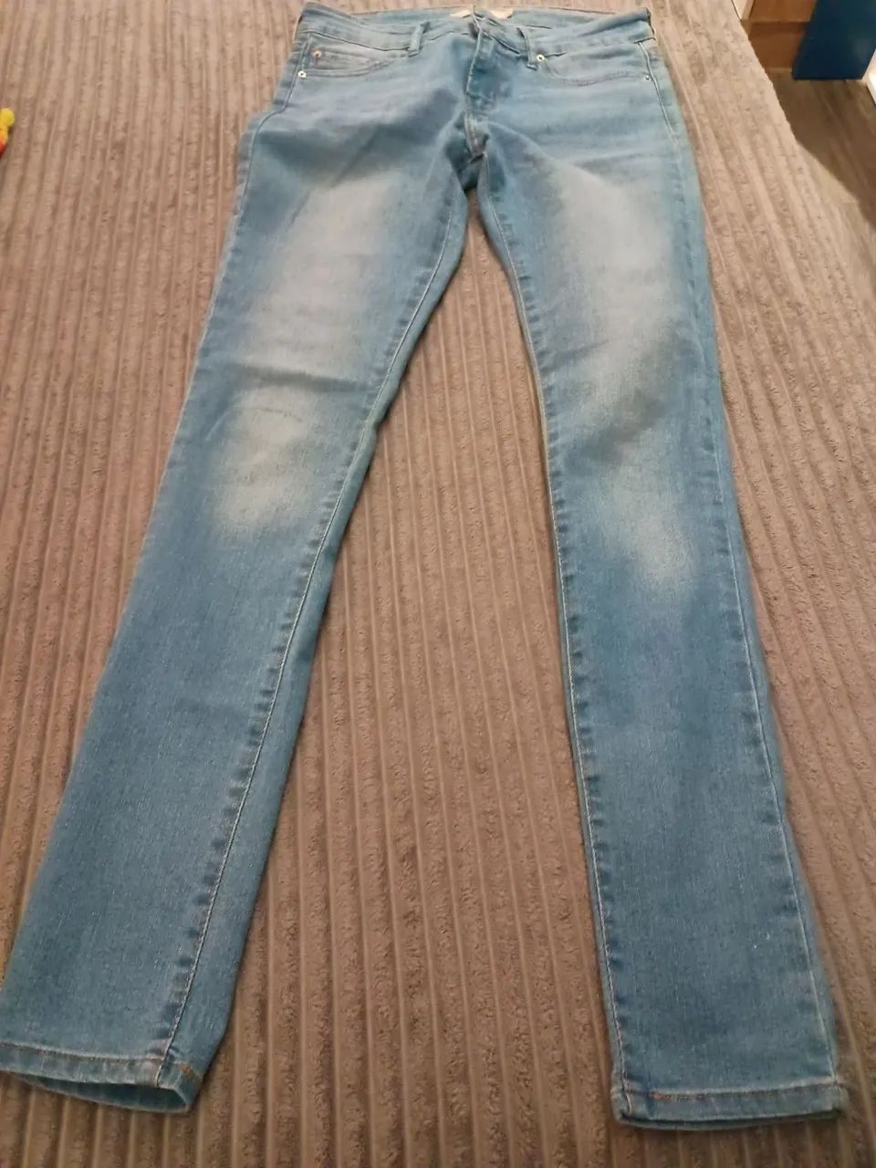 Calça Levis Strauss skine semi nova  - Foto 3