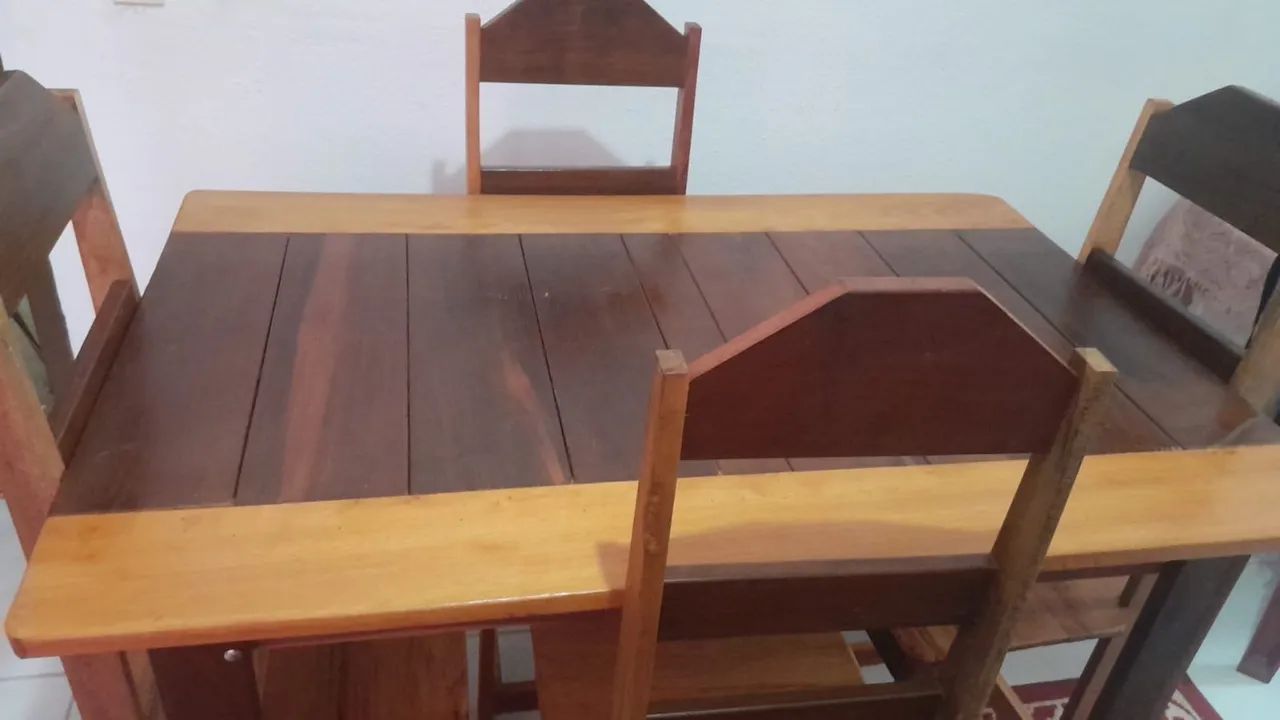Mesa de jantar com 4 cadeiras em madeira a partir de 370 à vista 