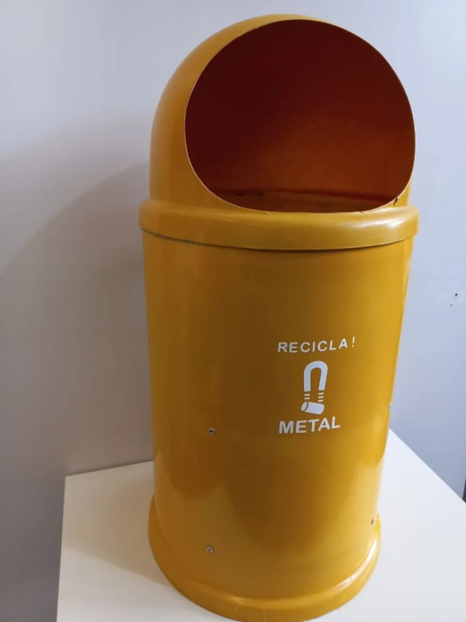 Lixeiras de fibra - 100L; (1 amarela, 3 azuis) - Foto 6