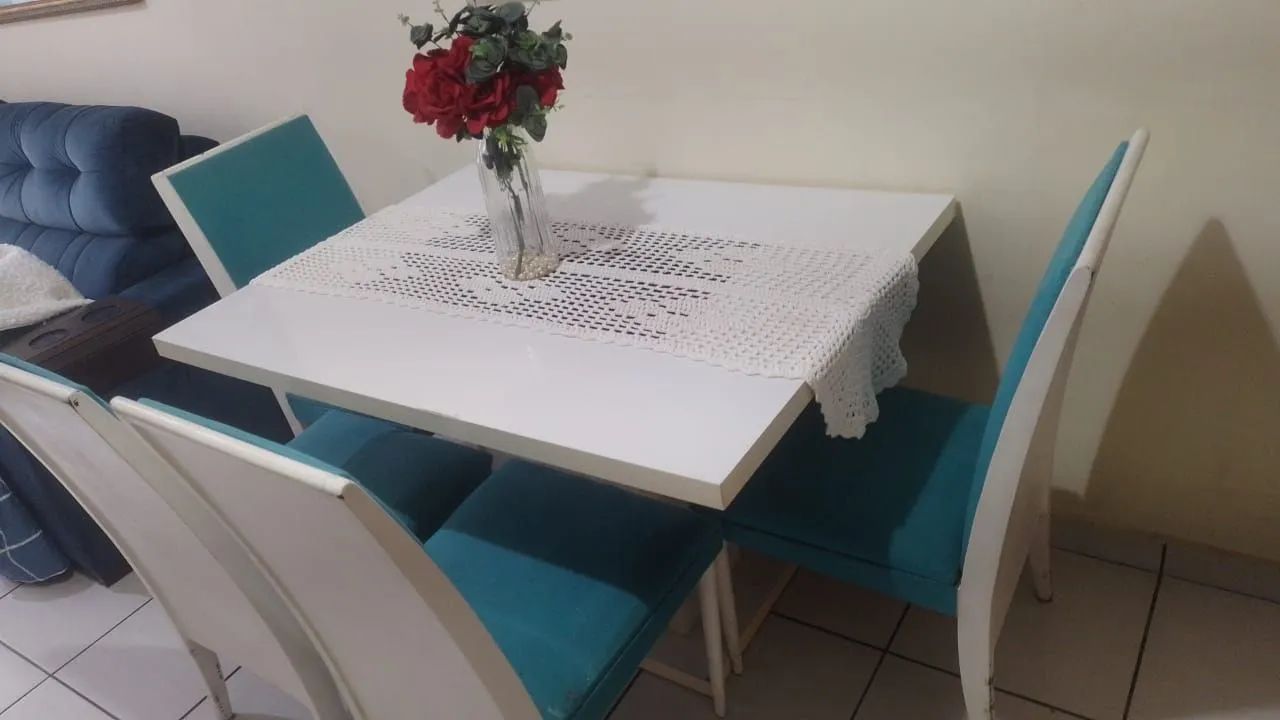Mesa de madeira maciça com 4 cadeiras  - Foto 3