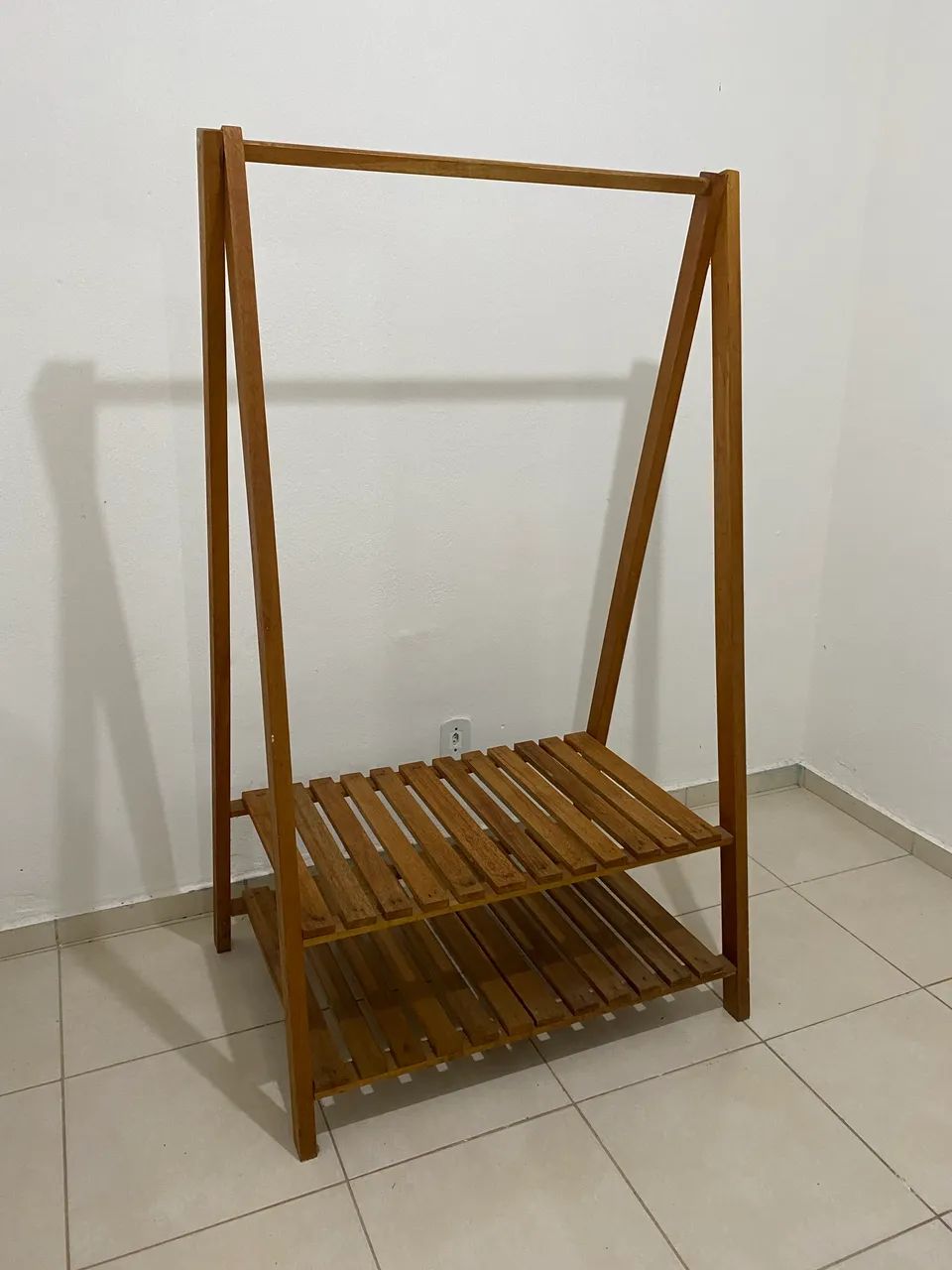 Arara de roupas de madeira