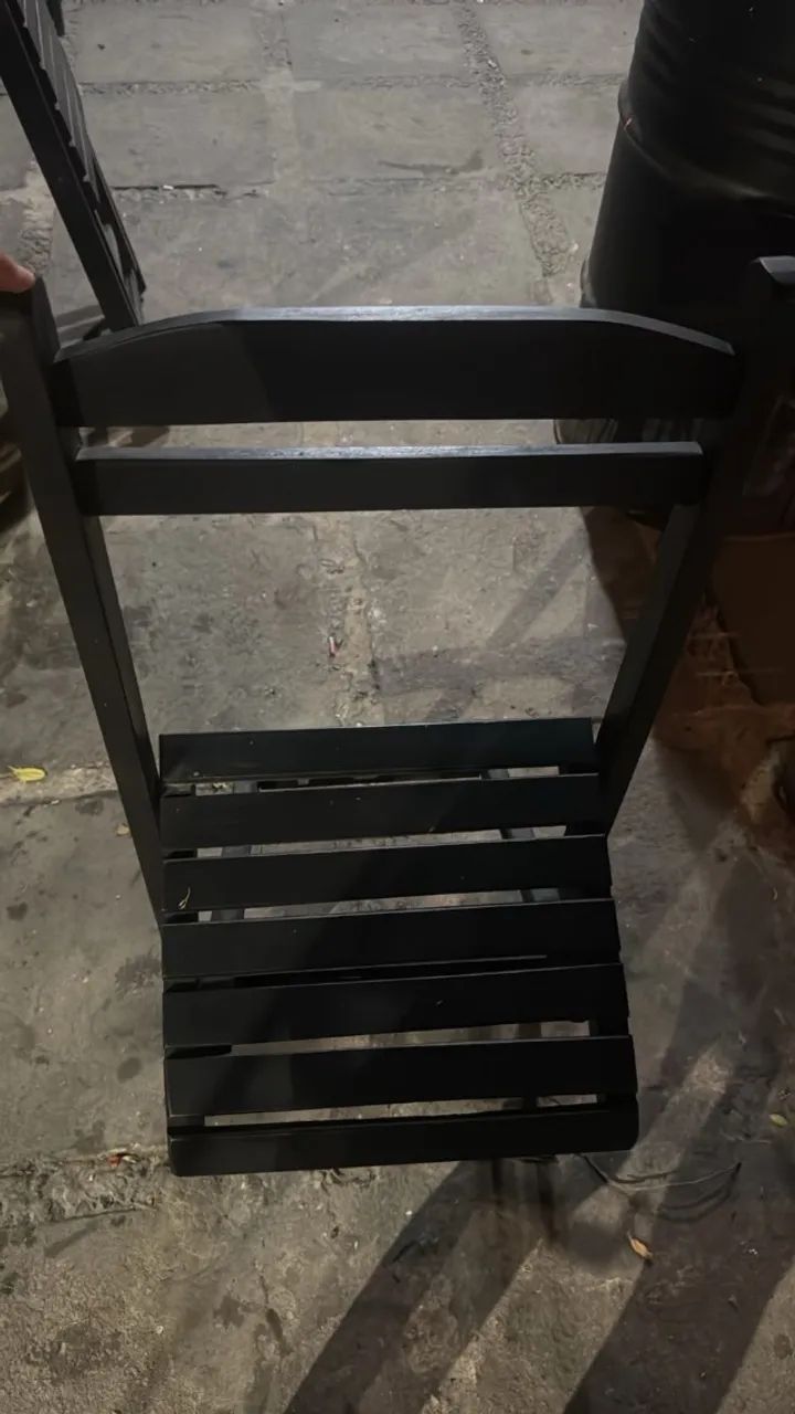 Cadeiras de madeira preta