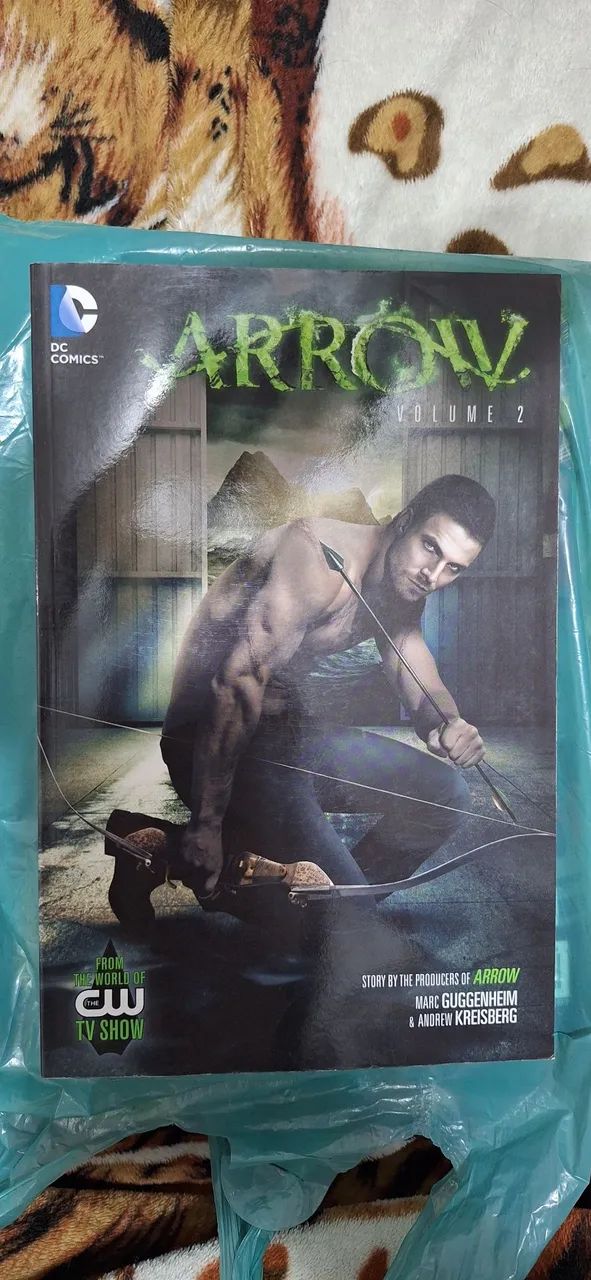 DC Comics Arrow vol. 1 e 2 em inglês - Foto 2