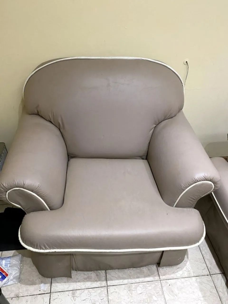 Sofá 2 lugares + 2 poltronas em corino - Foto 2