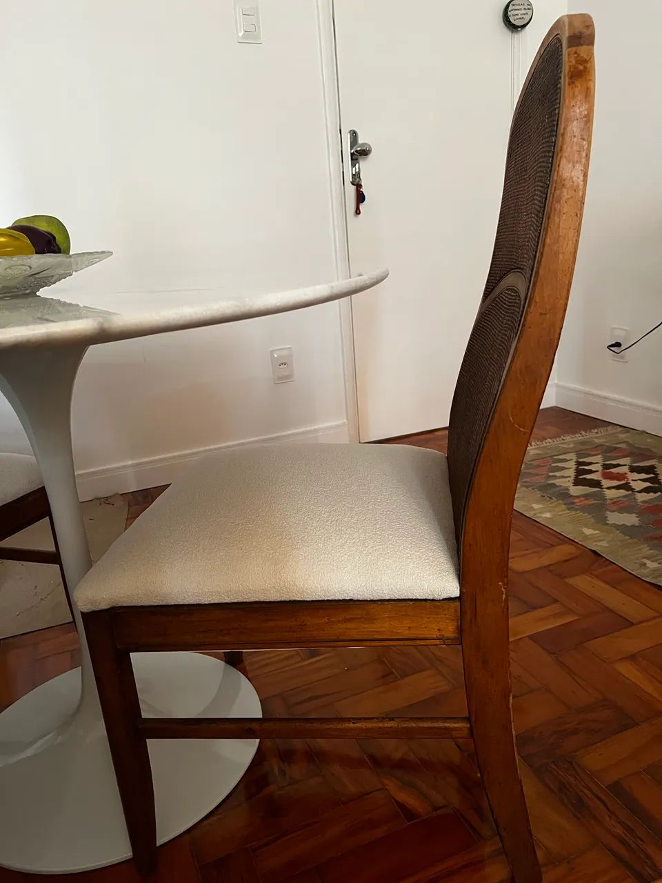 Conjunto de 2 lindas cadeiras madeira marfim  - Foto 2