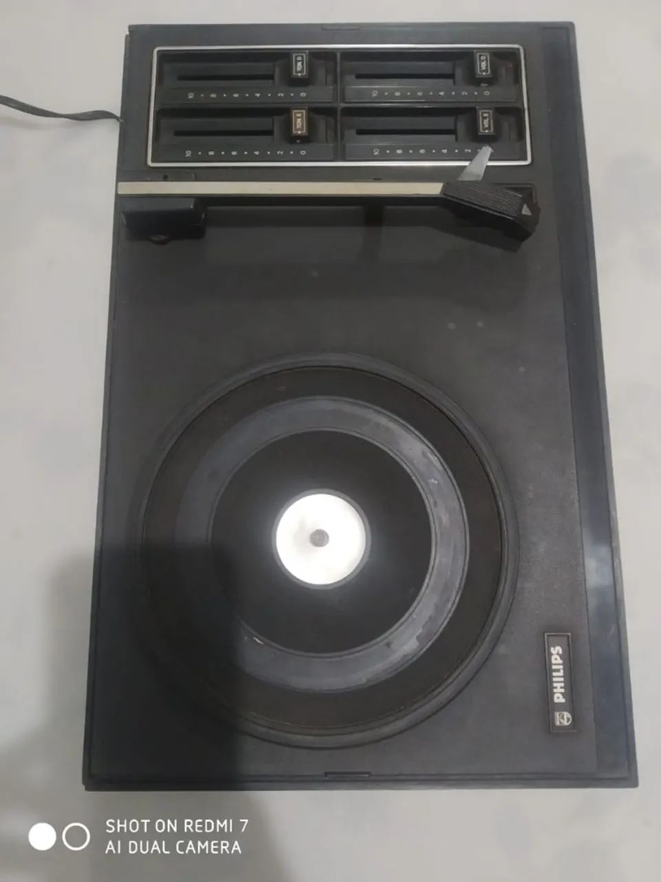 Vendo toca-discos Philips modelo GF 723
