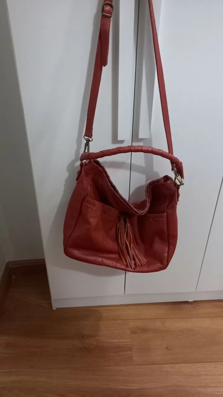 Vendo uma bolsa de ombro .Comprada na via Mia.