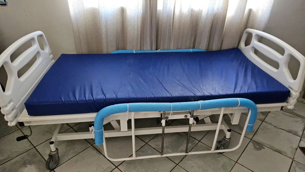 Cama 3 manivelas + colchão pneumático + cadeira roda + banho + muleta + suporte soro - Foto 3