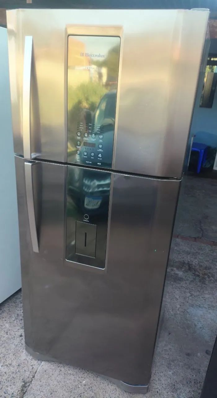 Geladeira Electrolux Frost Free INOX com painel digital 553 litros 