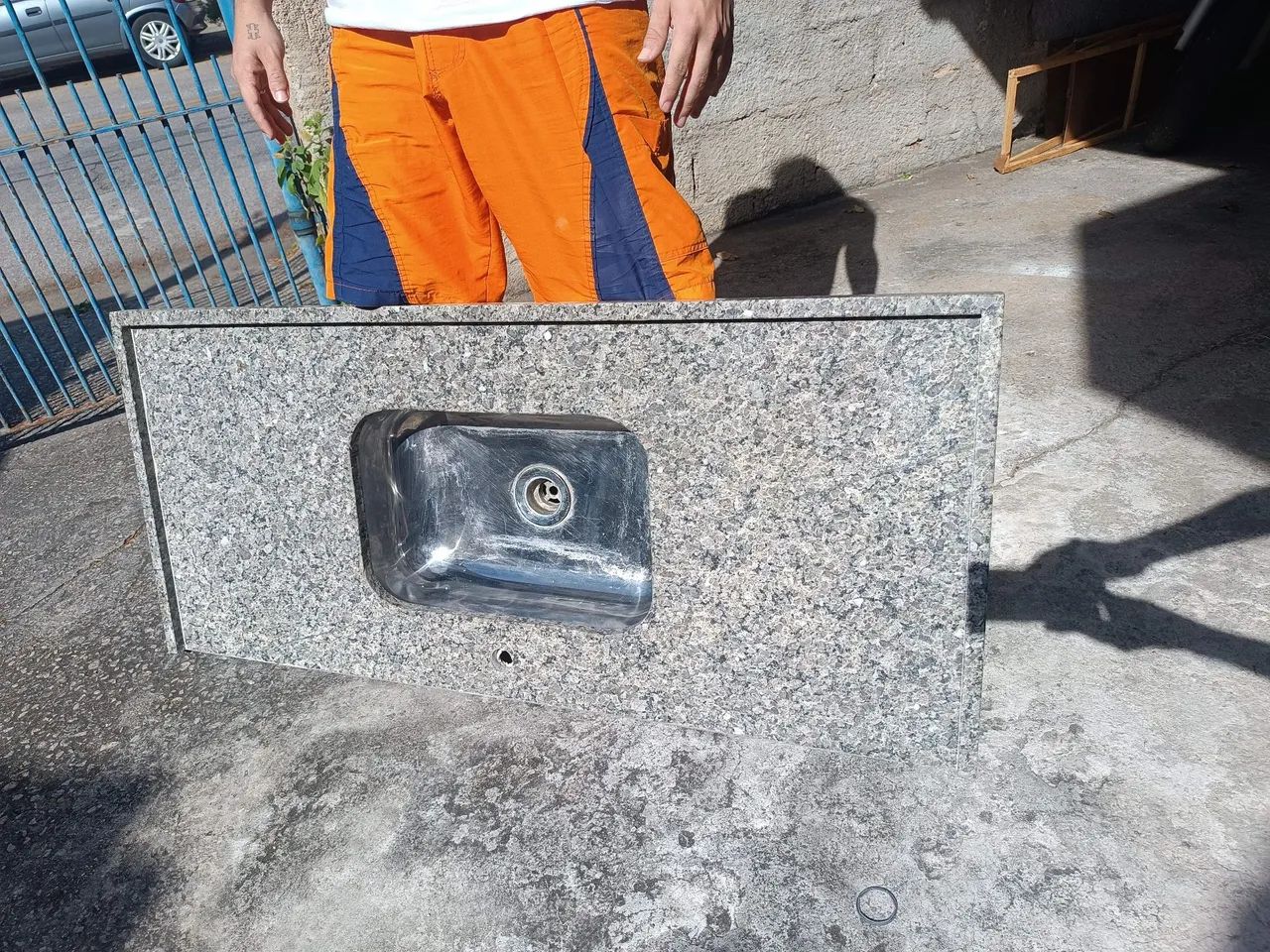 Pia de granito com cuba e torneira  - Foto 2