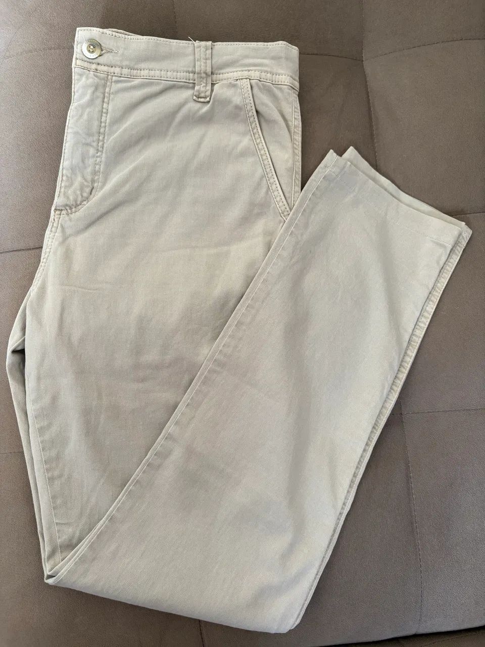 Roupas sobre novas calças de sarja e camisa oversized 
