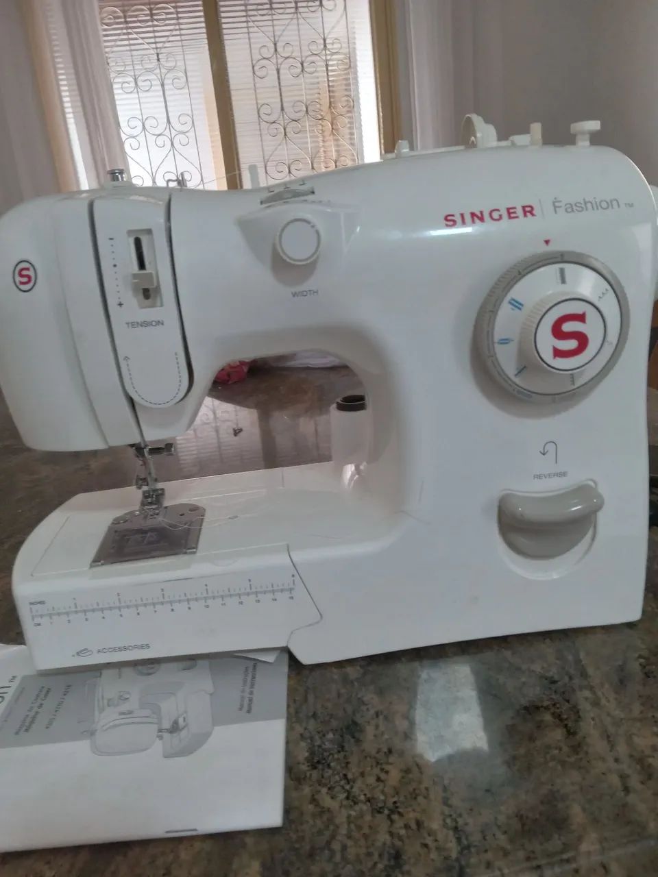 Máquina singer semi nova.