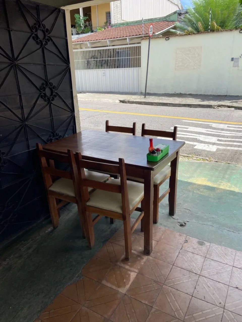 Jogo de mesa para restaurante com 4 cadeiras almofadadas - Foto 3