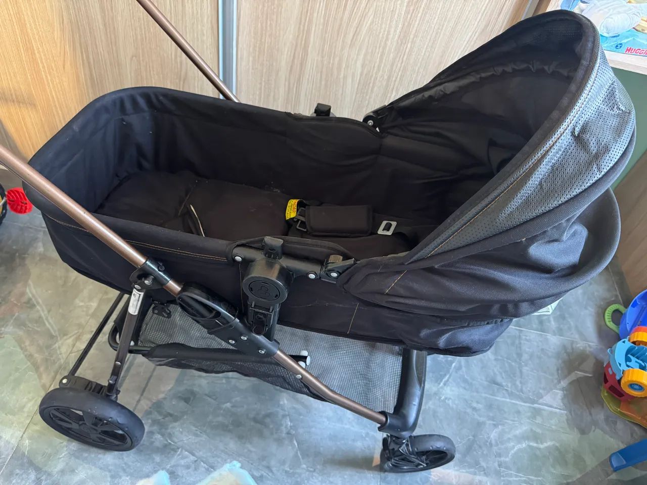 Carrinho de bebê com bebê conforto  - Foto 2