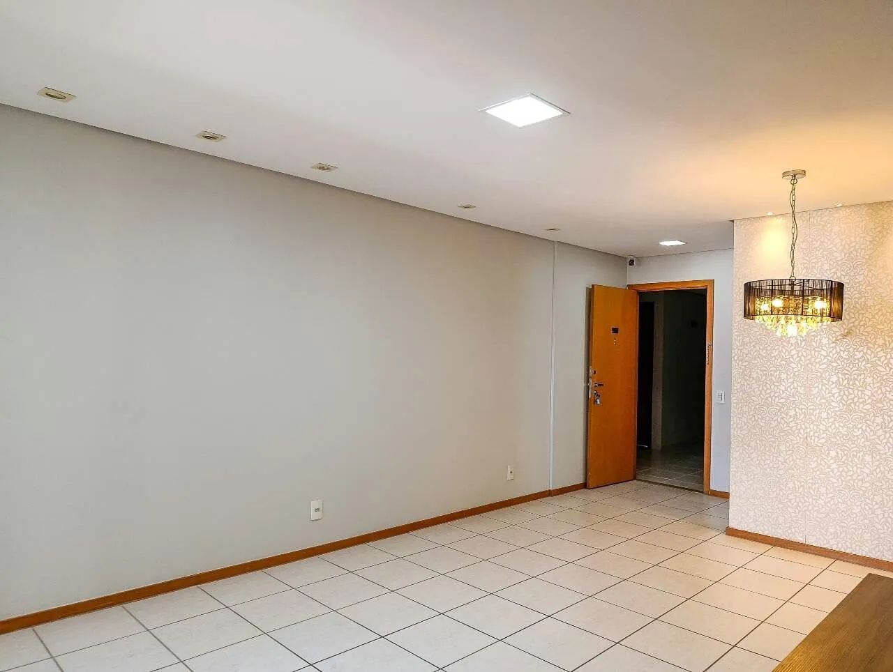 Apartamento de 3 Quartos com Suíte e duas Semi-Suites, Varanda e Vaga de Garagem no Ed. Ad - Foto 2