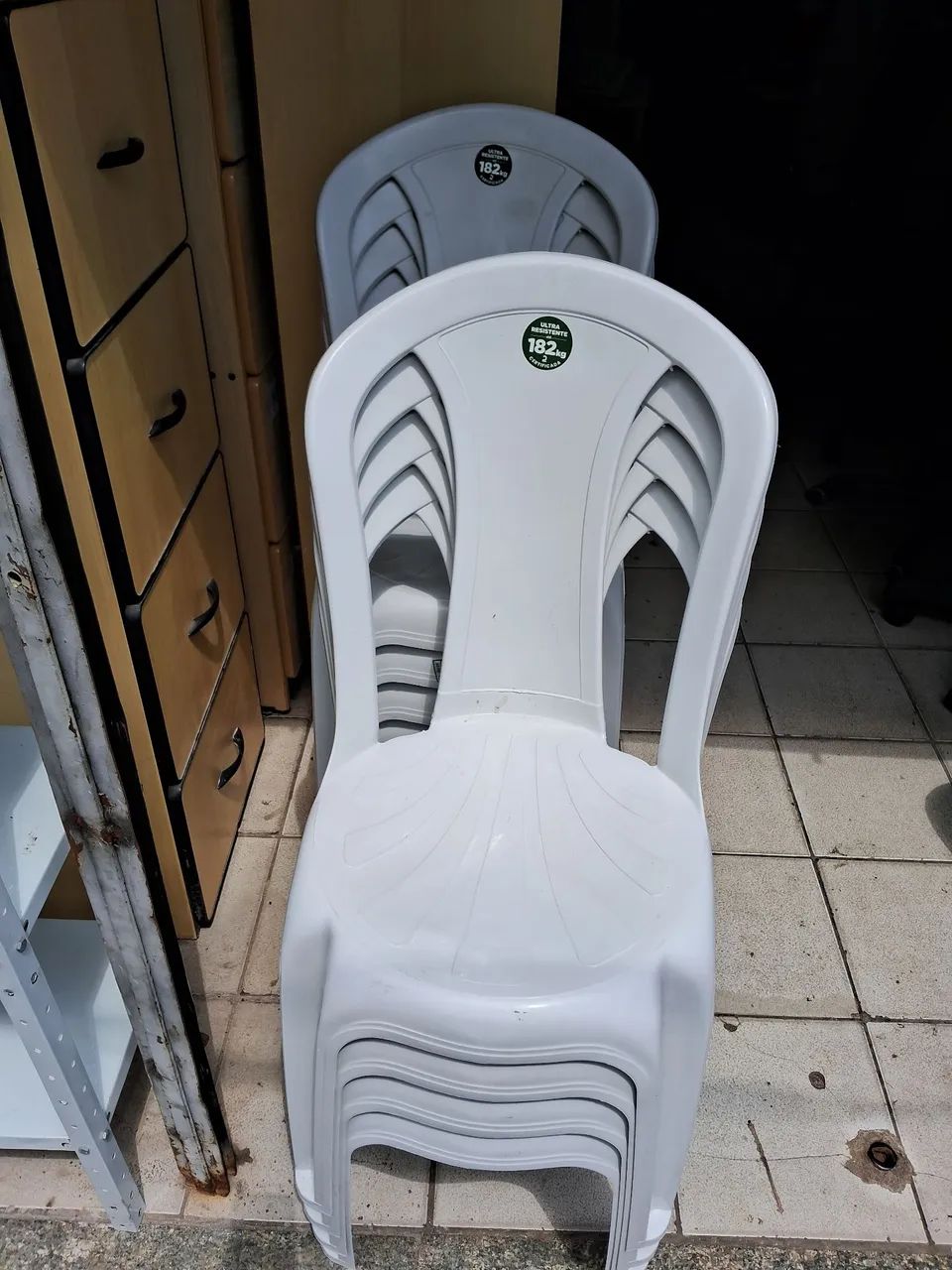Cadeira plastica que suporta peso de até 180k