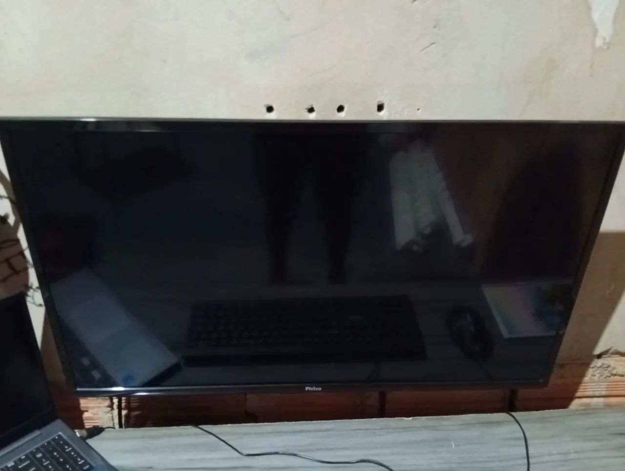 Vendo tv Philco 32 polegadas usada com um pequeno arranhão no cabo de ligar valor 500$  