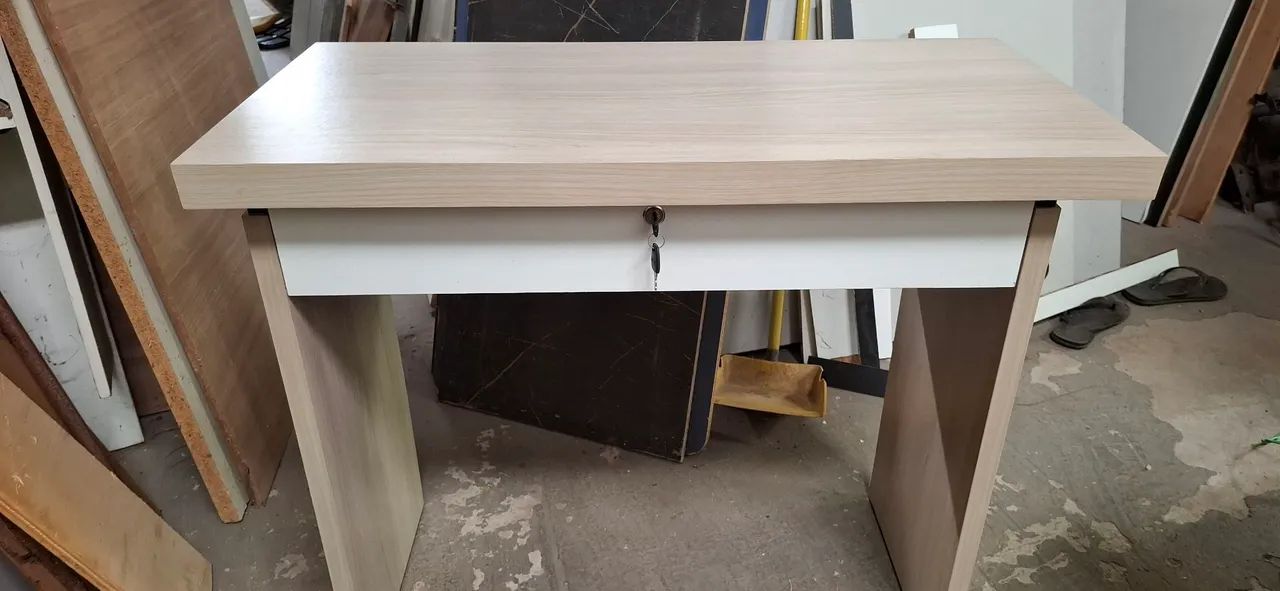 Escrivaninha / mesa com gaveta e chave  - Foto 3