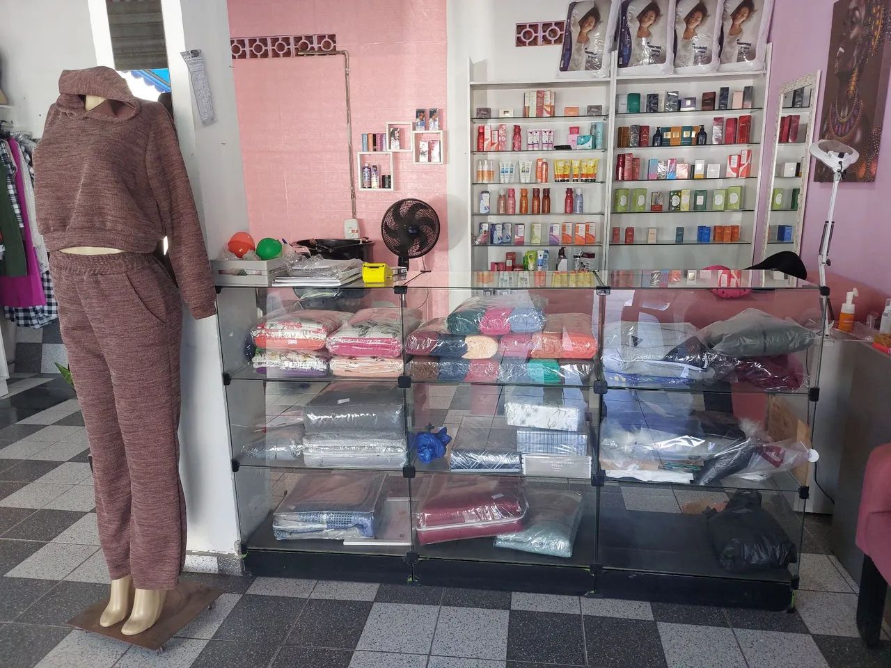 Vendo salão de beleza com perfumaria  completo , com todos produtos 