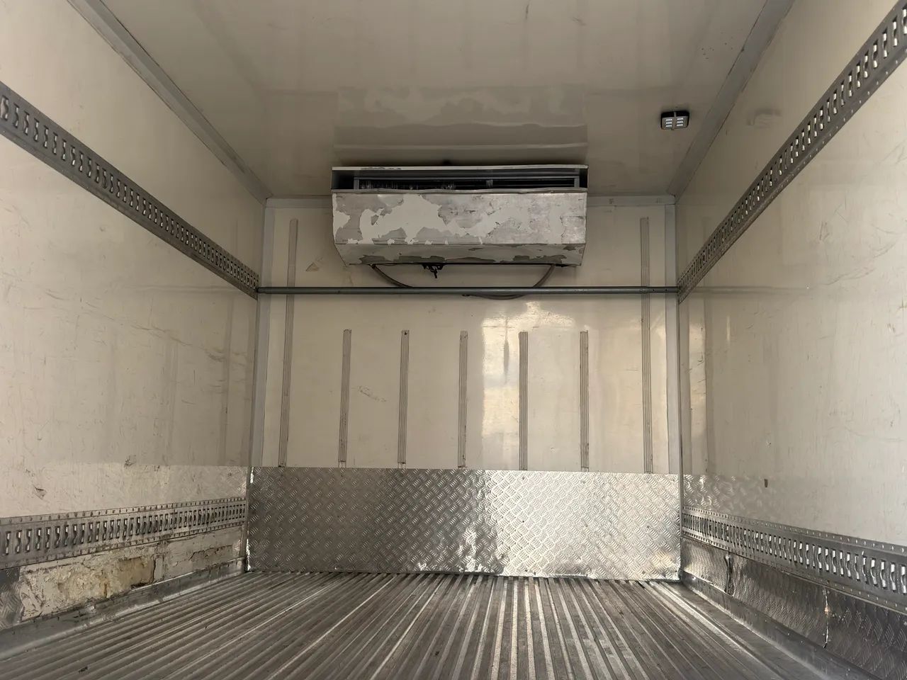 Vw8160 Com Baú Refrigerado  - Foto 2