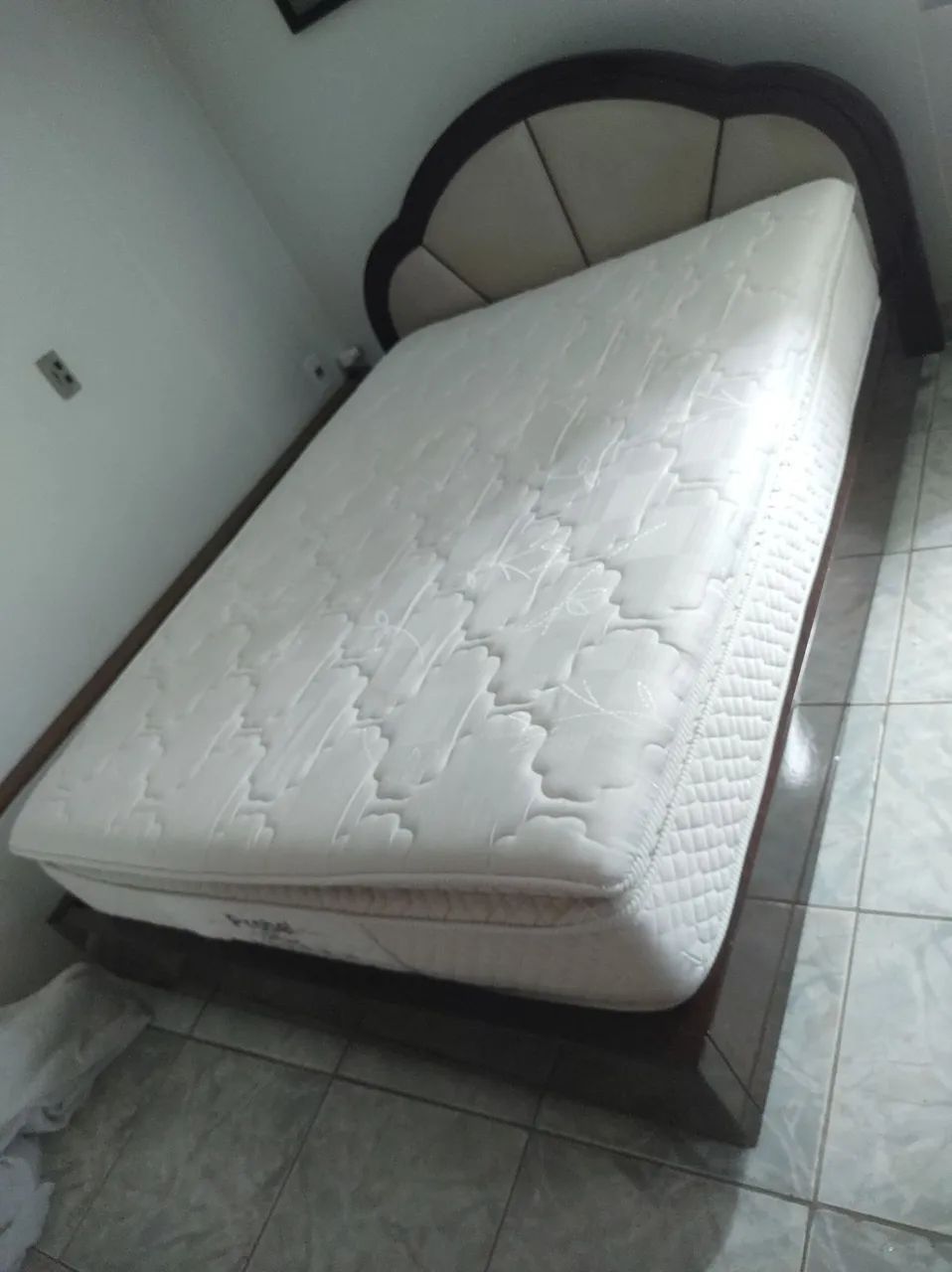 Cama maciça mais colchão 