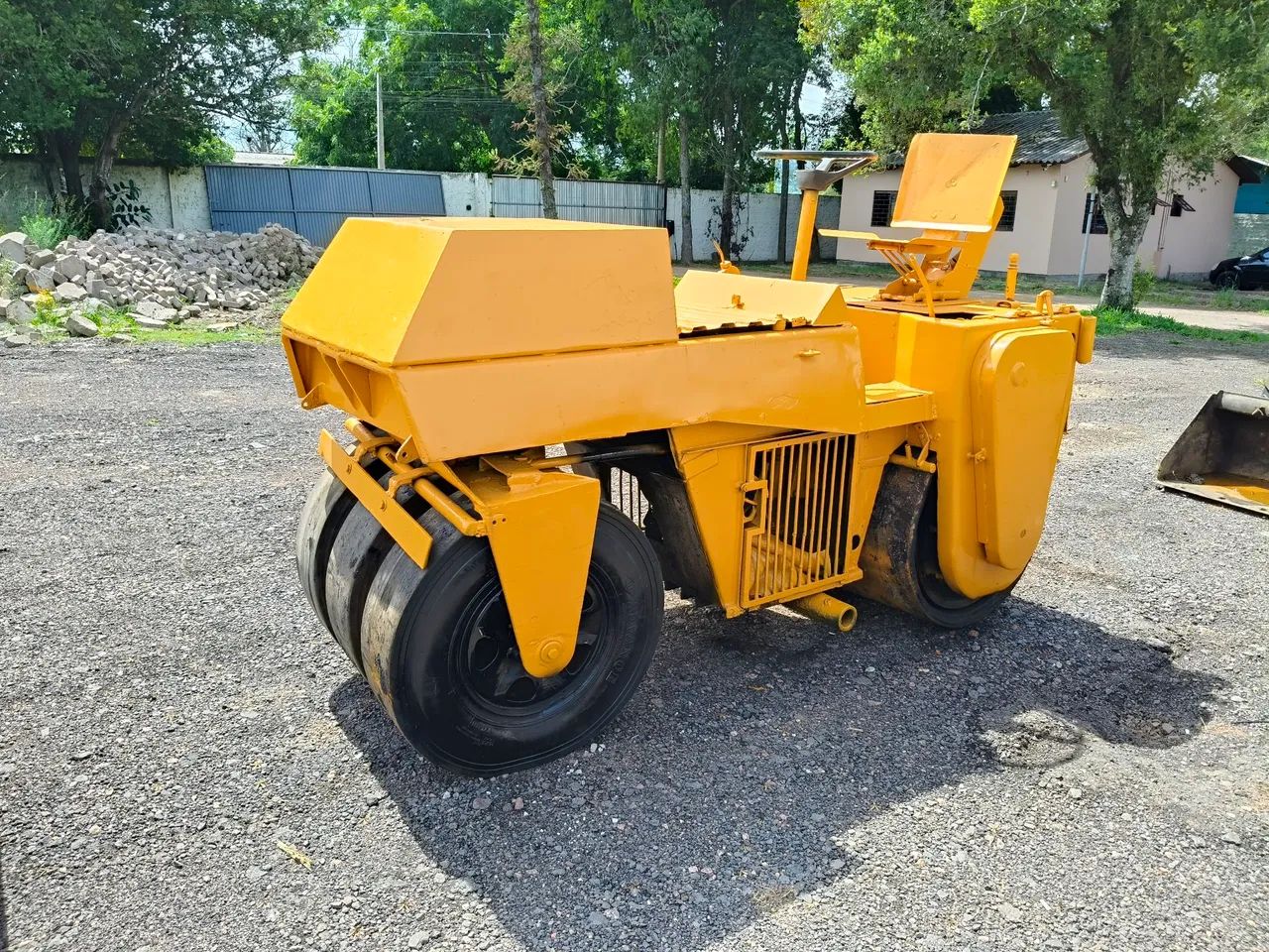 Rolo compactador Dinapac CG 11 com pneus para asfalto