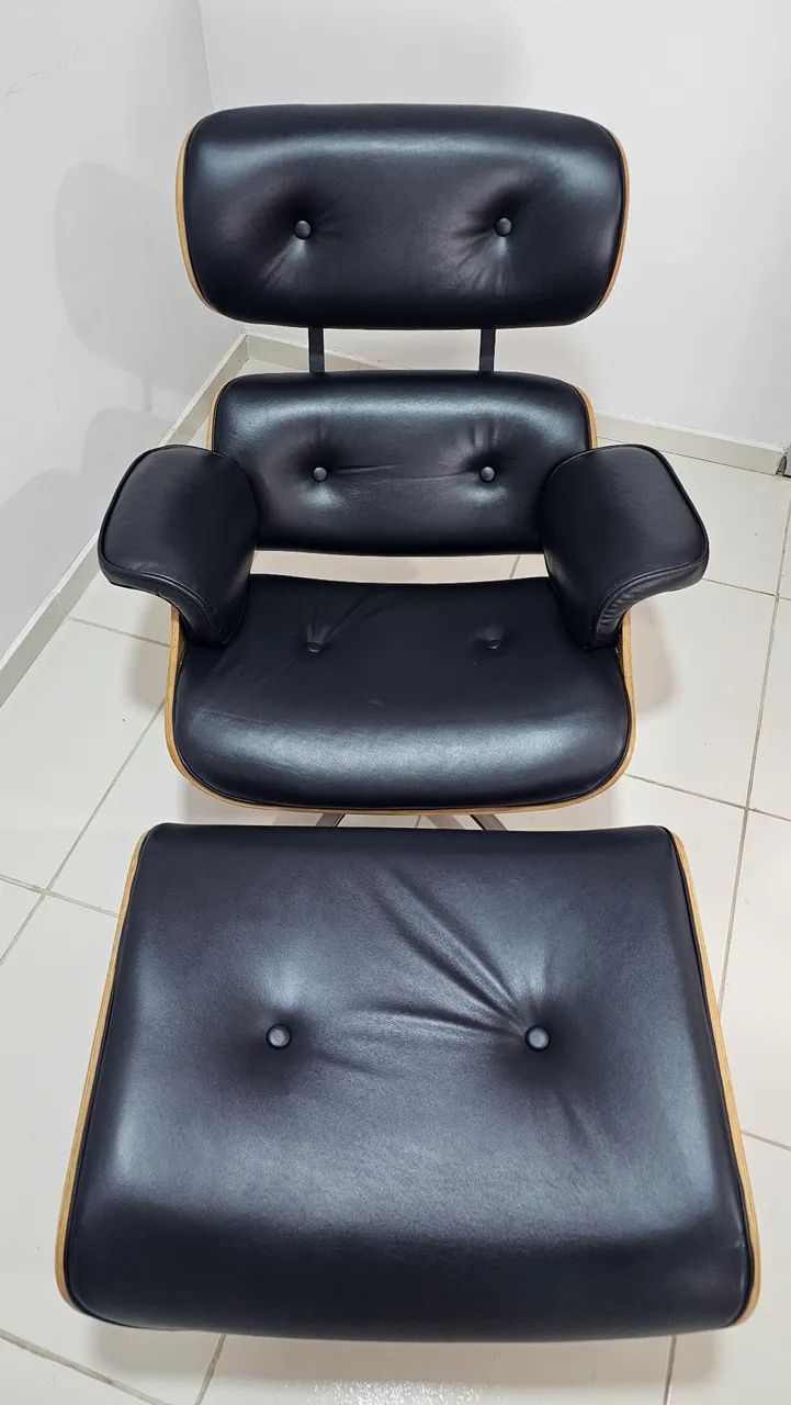 Poltrona Charles Eames com puff