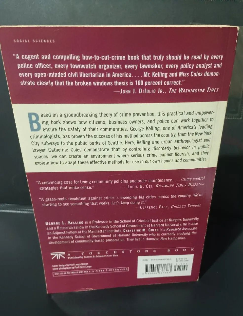 O livro da imagem é "Fixing Broken Windows - Foto 3