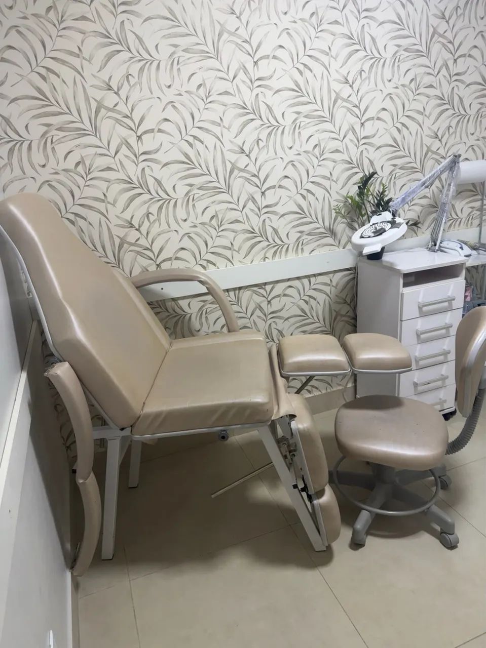 Kit completo de podologia maca, mocho e armário com luminária  - Foto 4