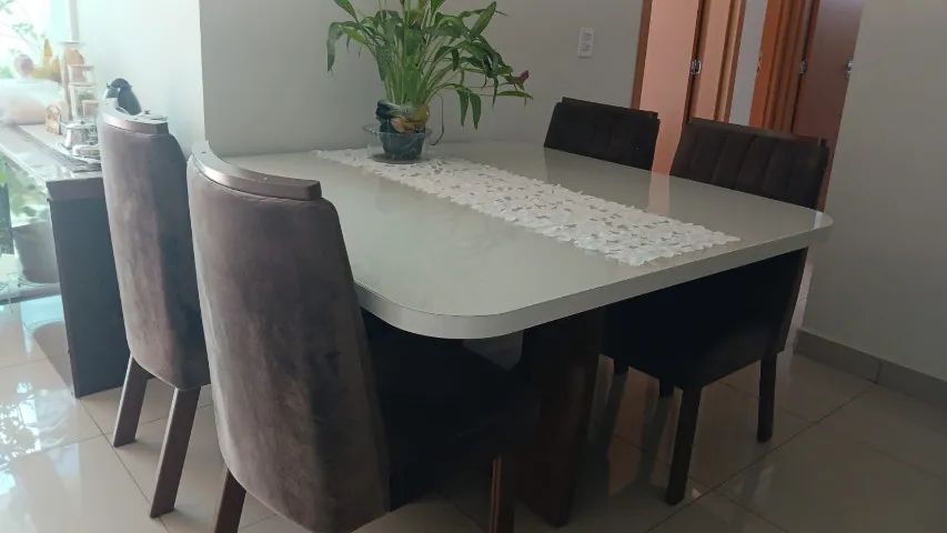 Jogo de mesa com 6 cadeiras