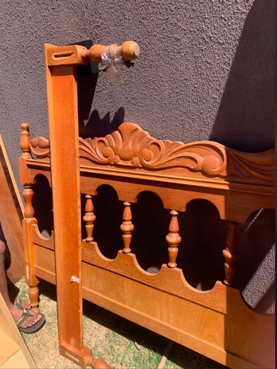 Cama de Madeira Maciça Entalhada