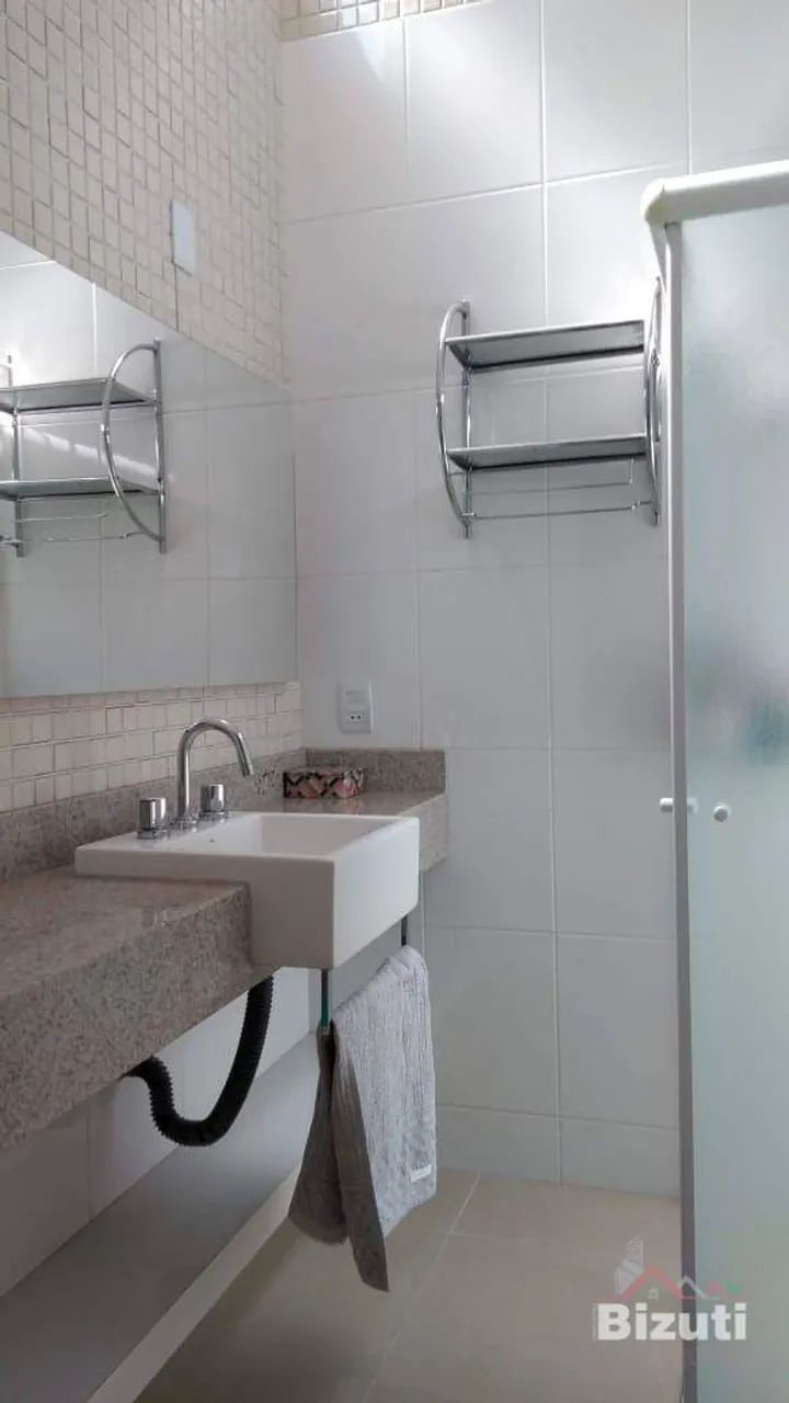 Linda e espaçosa casa com piscina no Jd. Santana - Foto 4
