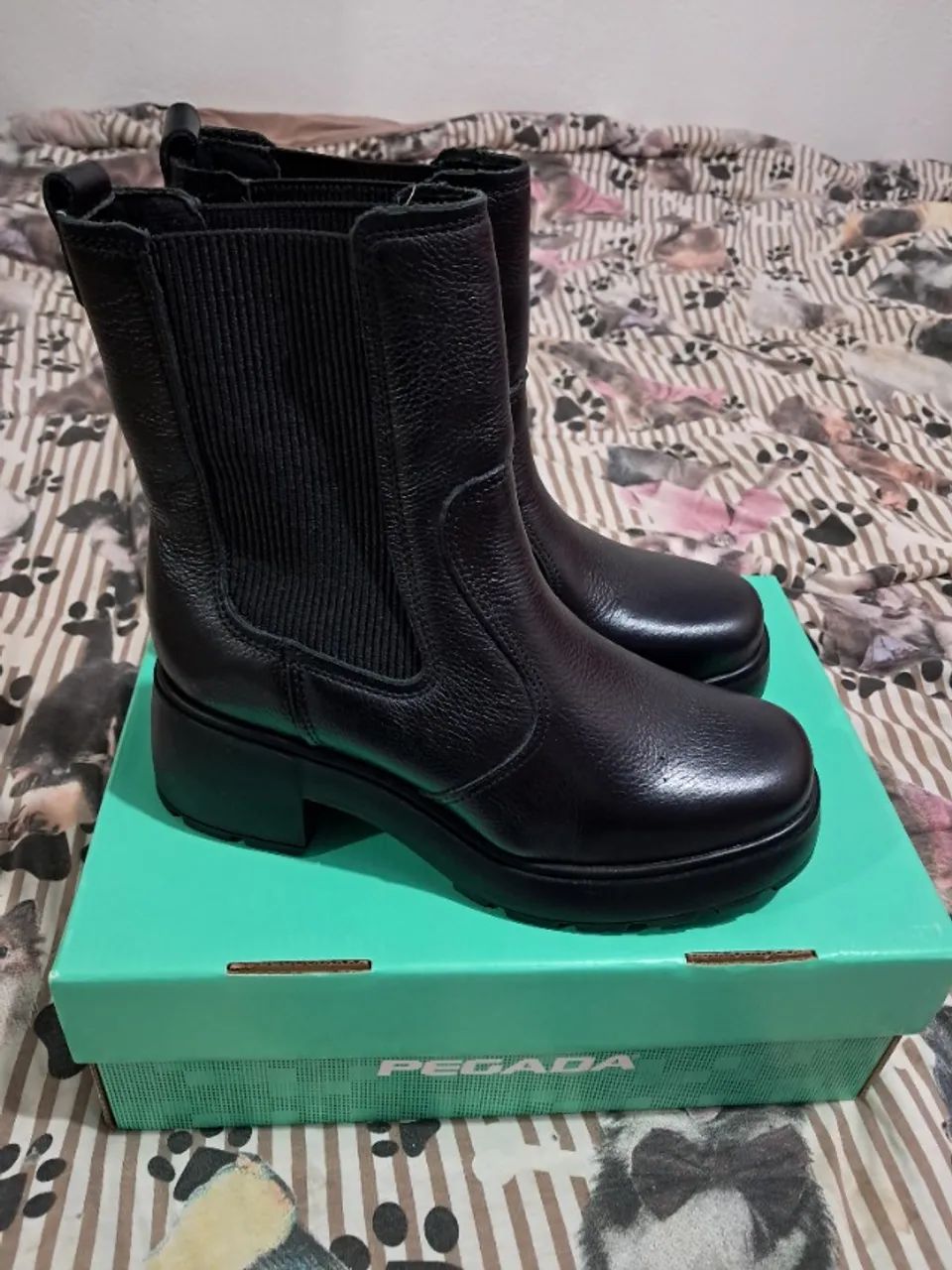 Bota pegada Nova. 