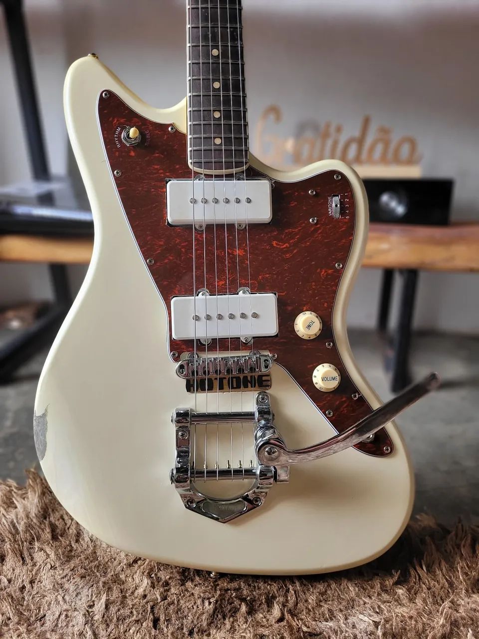 Vendendo uma guitarra top - Foto 2