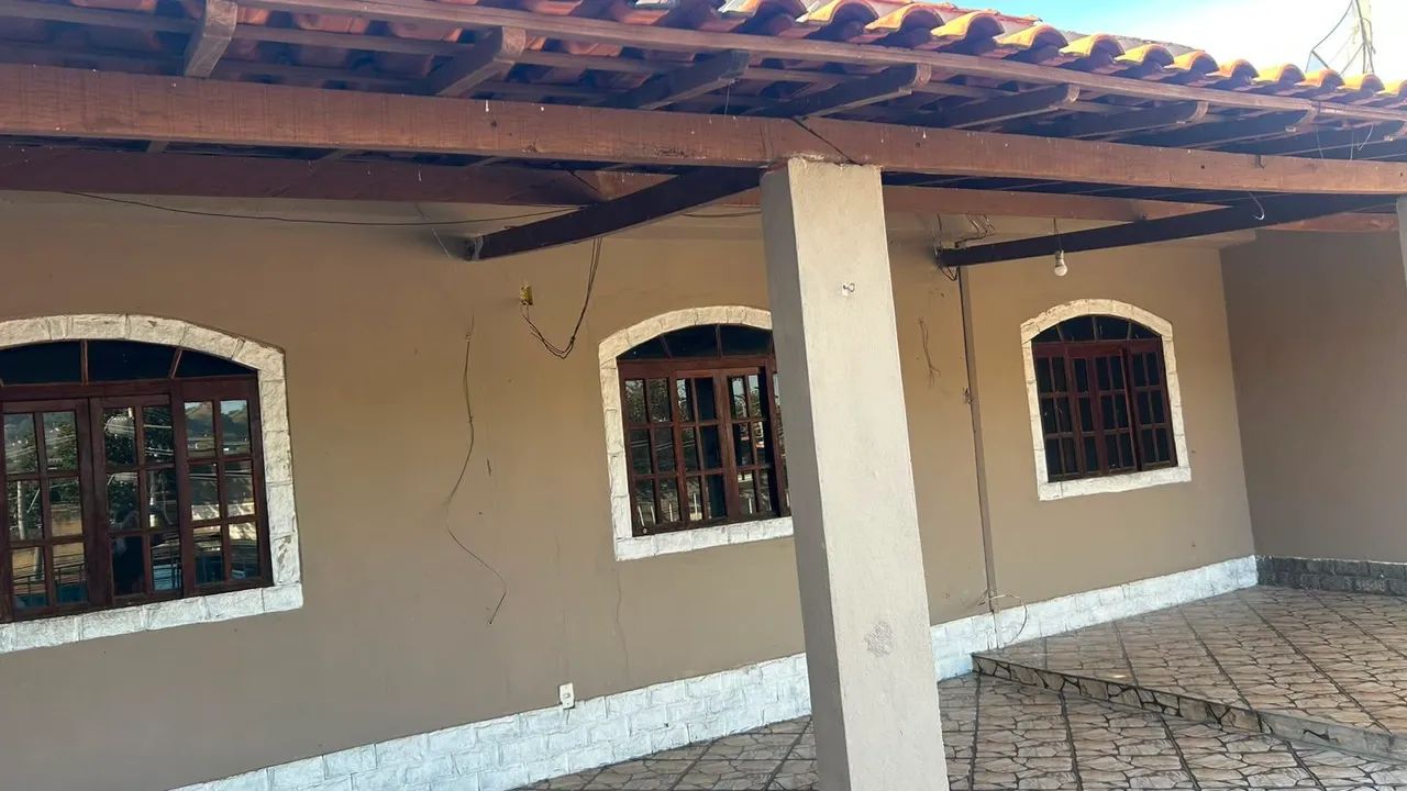 Ótima casa com 3 quartos sendo 1 suíte e varanda grande 