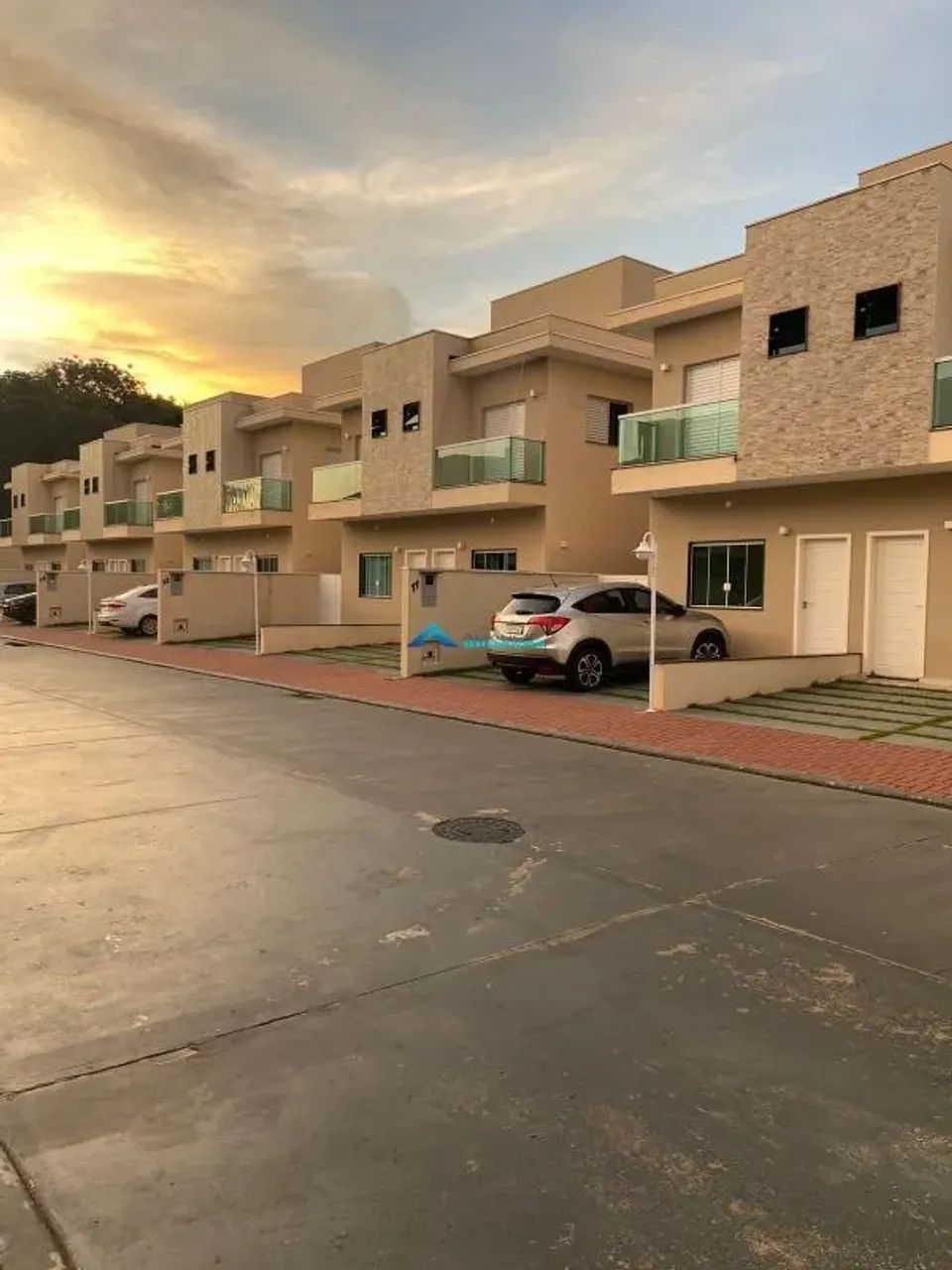CASA EM COND. FECHADO - COLONIA
