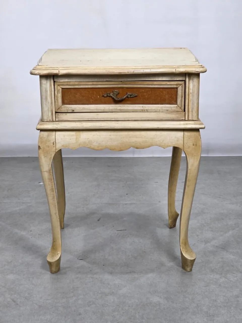 Mesa de Cabeceira Provençal Década de 60, laqueada em Branco gelo