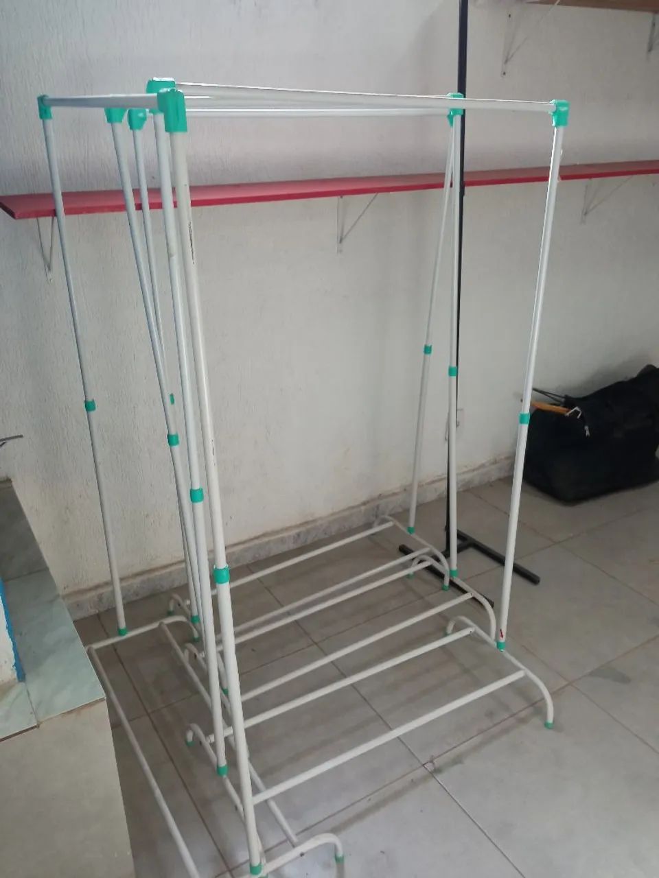 Araras, provador de roupa e espelho 