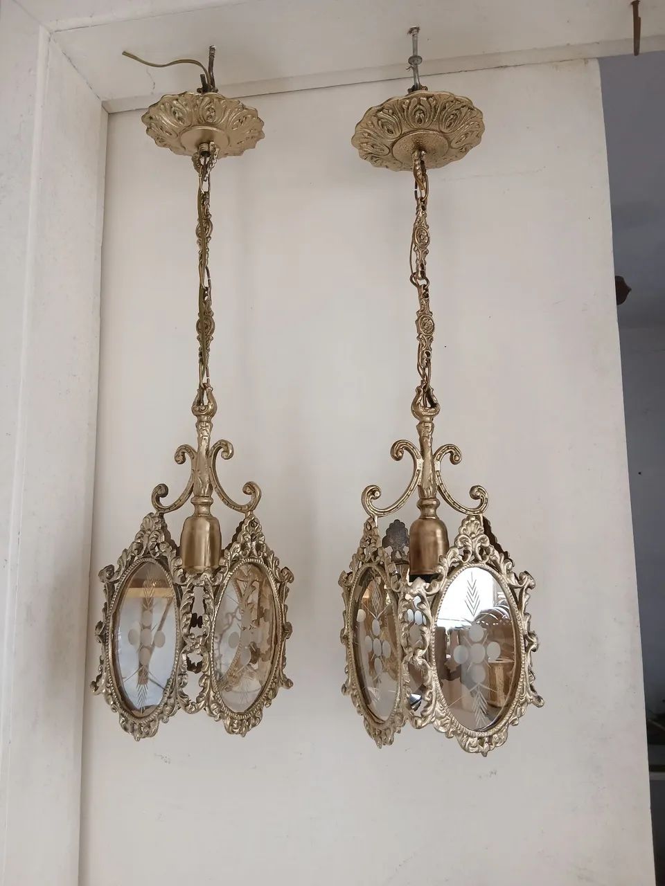 Par de lustres em bronze