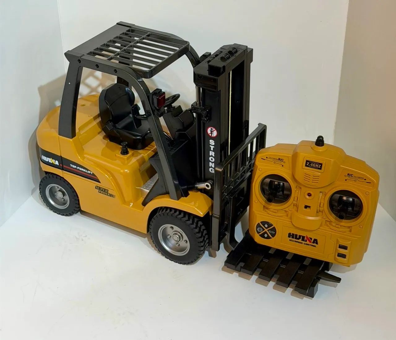 Huina modelo 1577 empilhadeira escala 1/14 - Foto 4