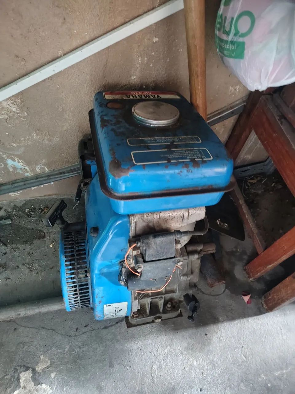 Vendo motor rabeta 10hp Yamaha e canoa 6 metros de alumínio faltando reparos.