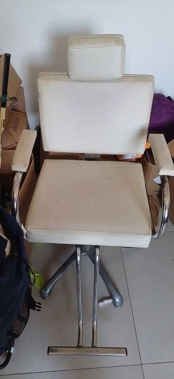 Vende-se cadeira de salão e bancada pendiadeira com espelho  - Foto 3
