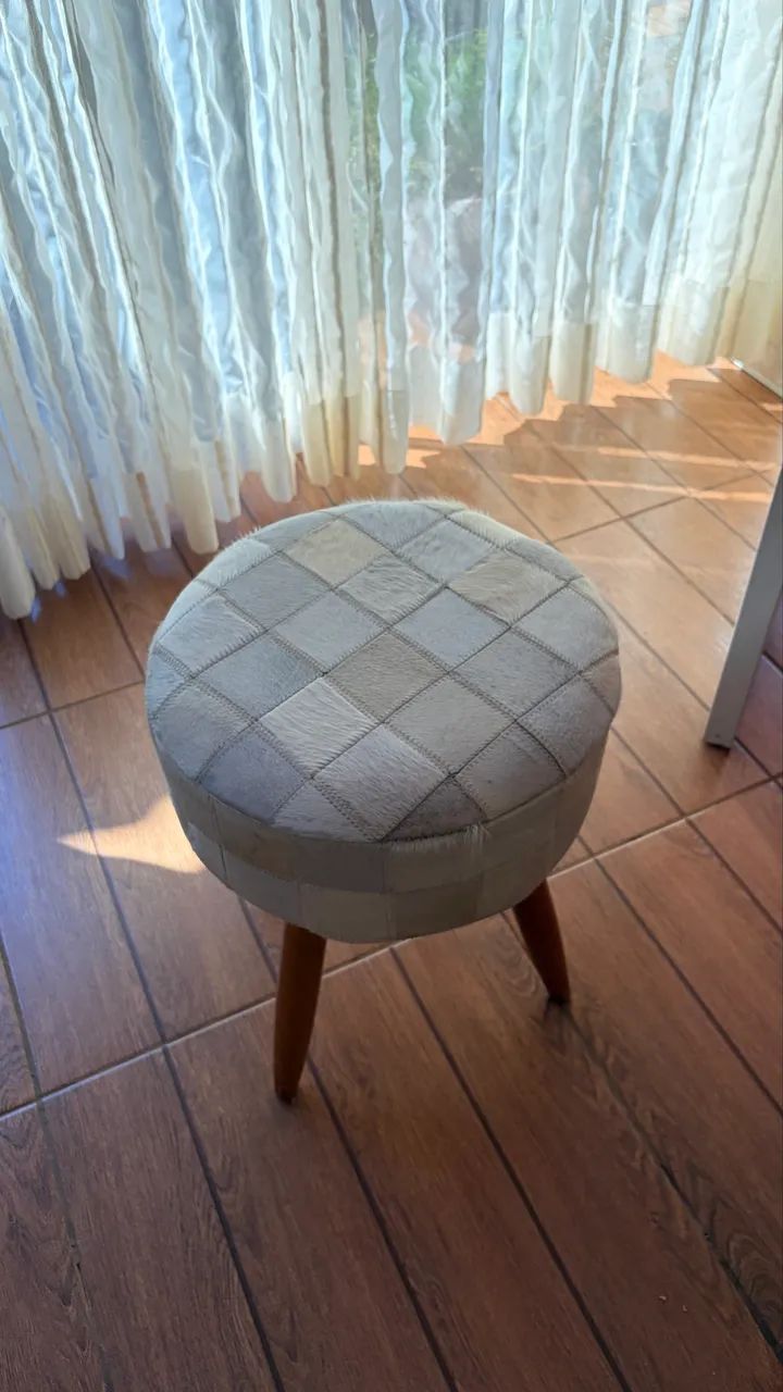Banqueta de couro legítimo com pés de madeira  - Foto 2