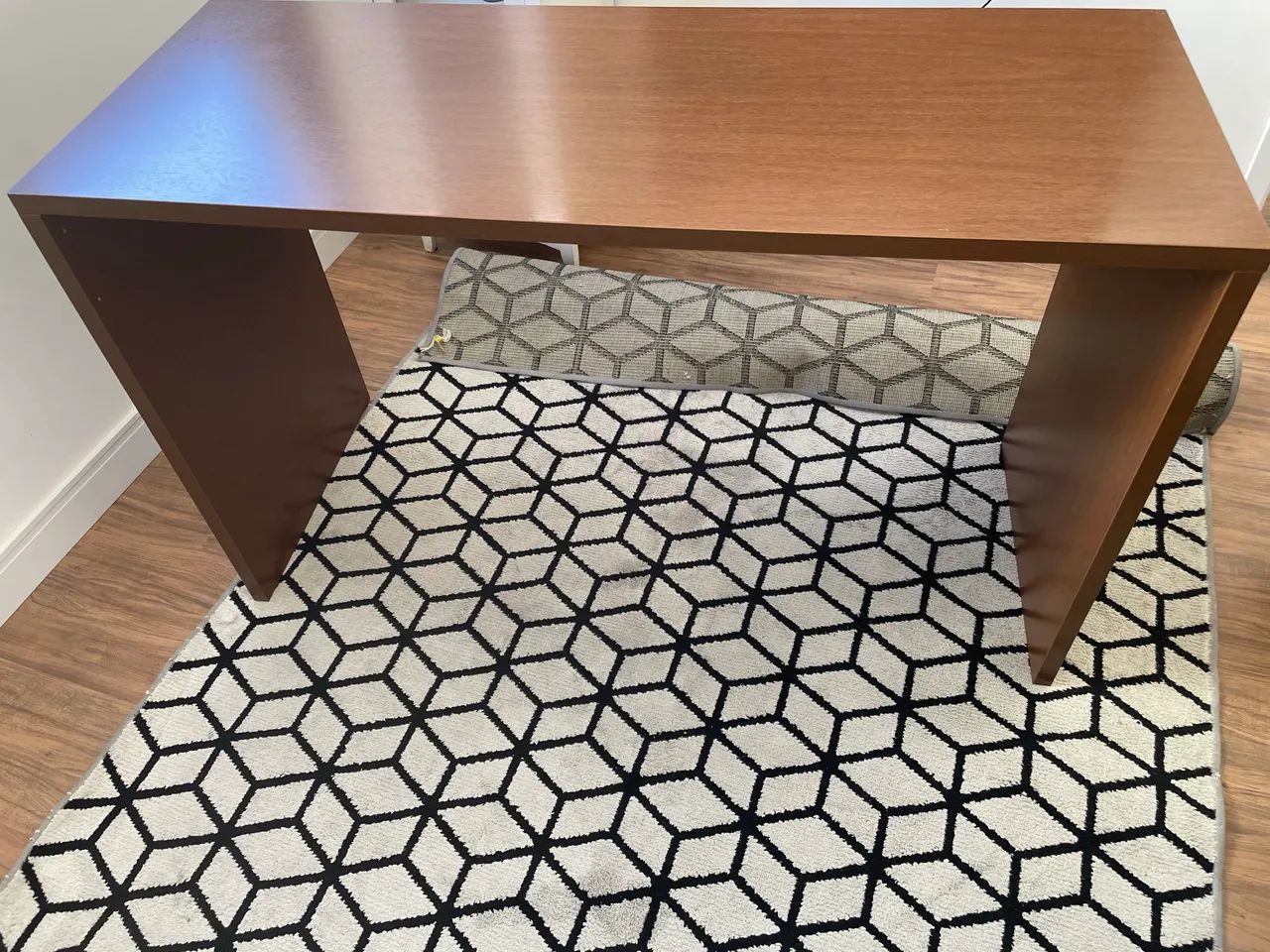 Mesa estudo com prateleiras 