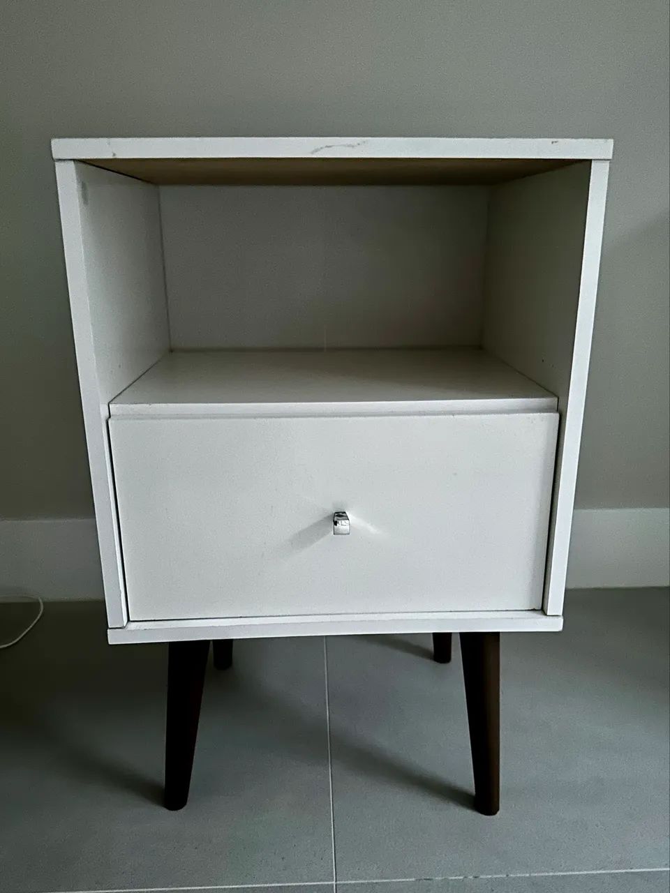 Mesa de cabeceira com gaveta